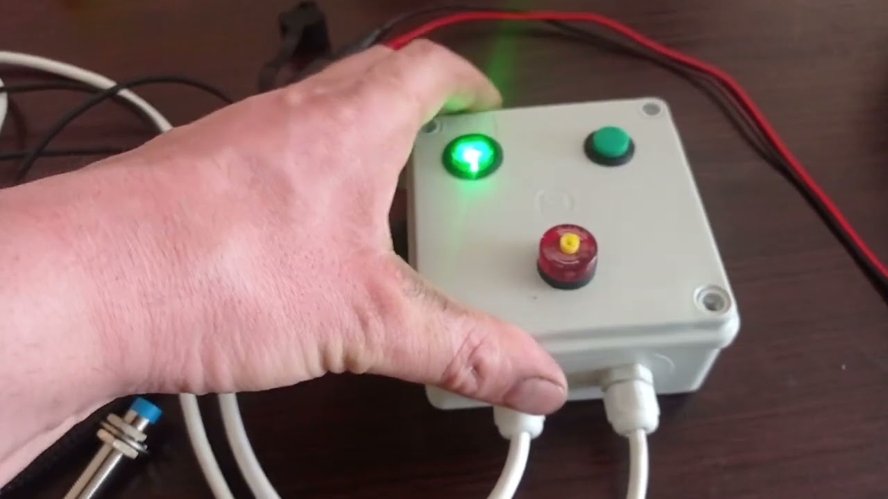 Czujnik niskiego poziomu ziarna w siewniku.