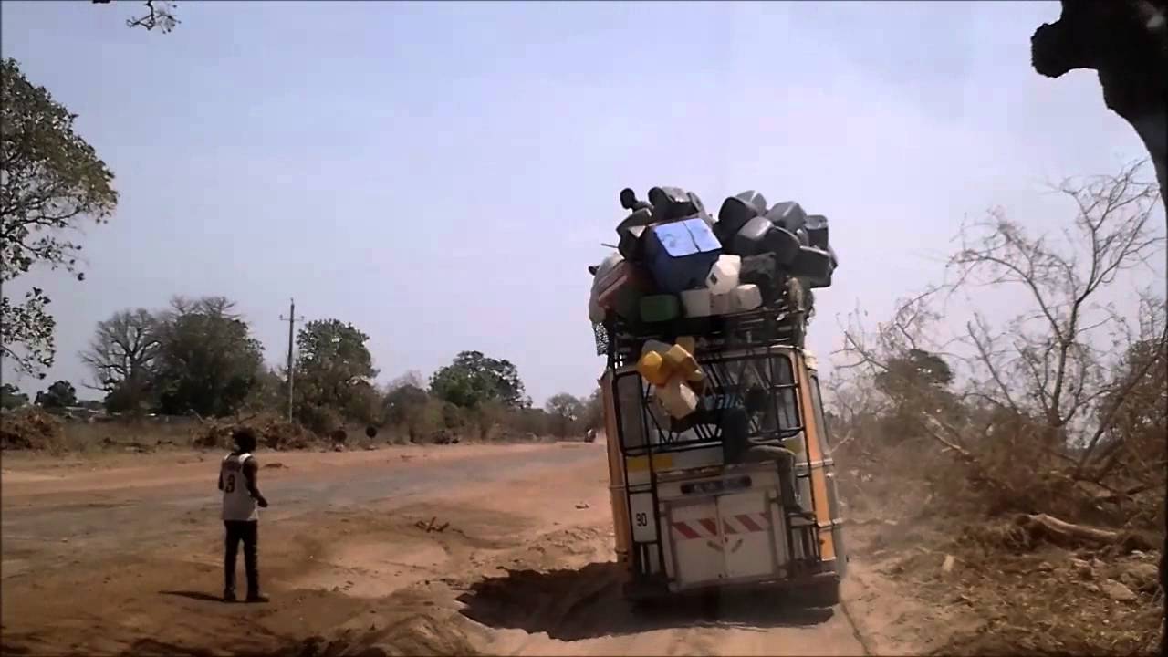 Bus équilibriste au Sénégal 2016