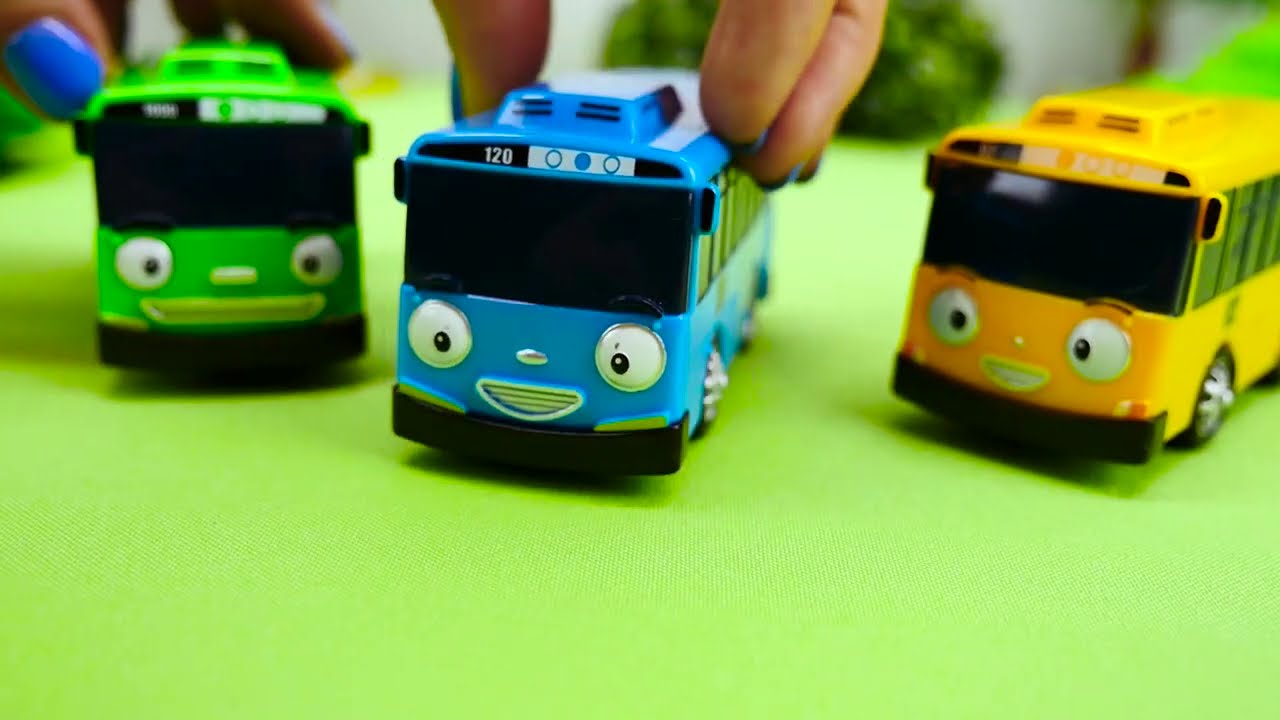 Lelubussit hypp&auml;&auml;v&auml;t laskuvarjoilla. Lasten leluautot ja ajoneuvot. Lasten leluvideo