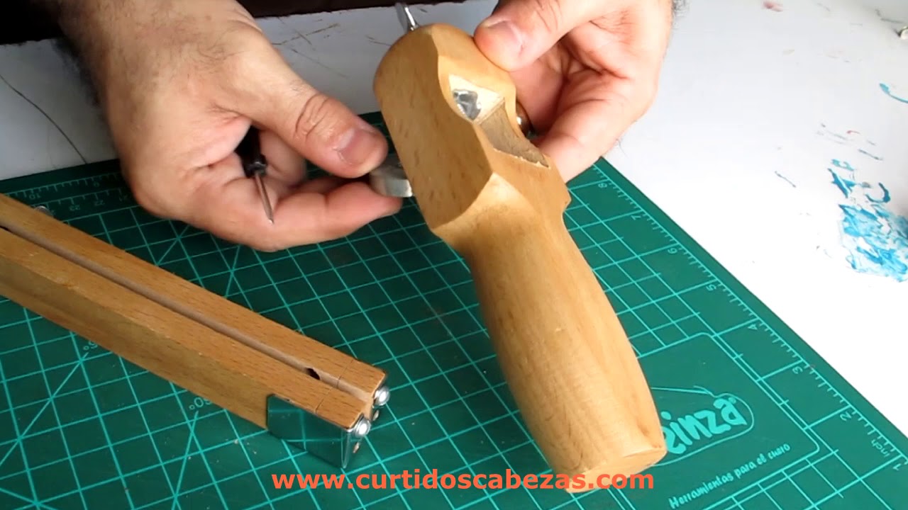 Herramienta para cortar tiras de cuero.