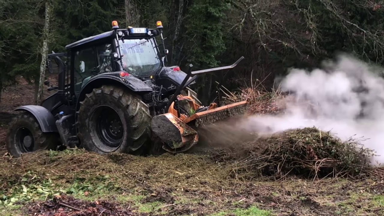 Valtra n163 unlimited au broyeur forestier Berti