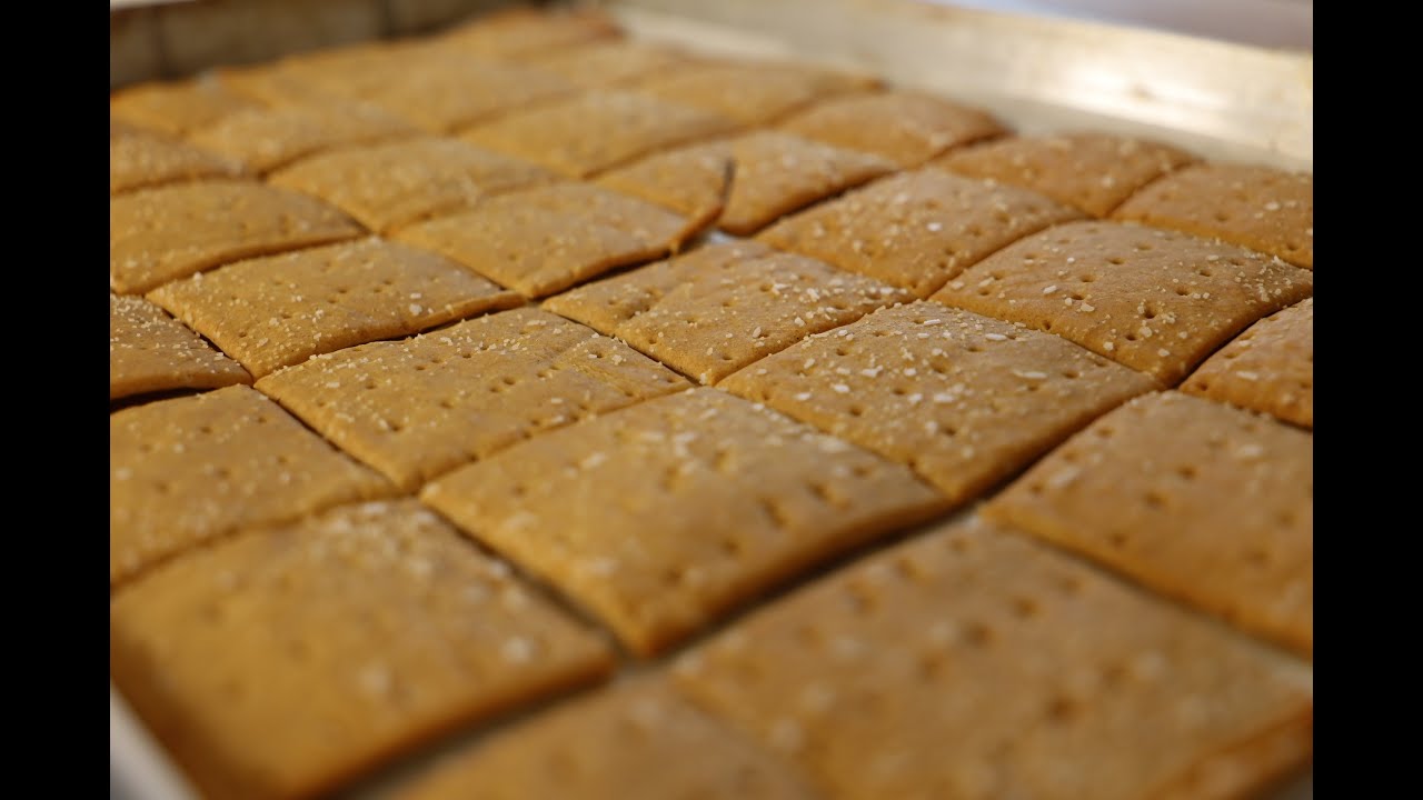 Crispy Gluten-Free Soda Crackers: Perfect for Snacking & Dipping!