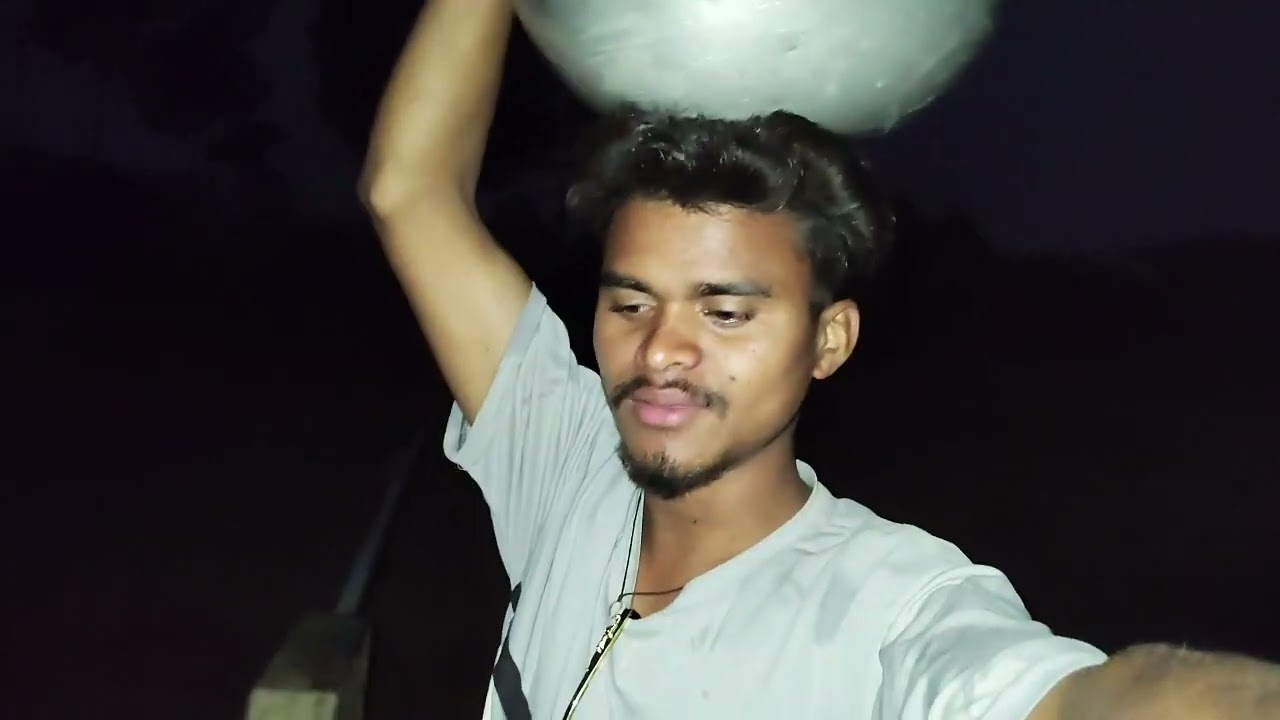 Bachpan Ke Photo Me Kuchh is Tarike Se dikhte the.