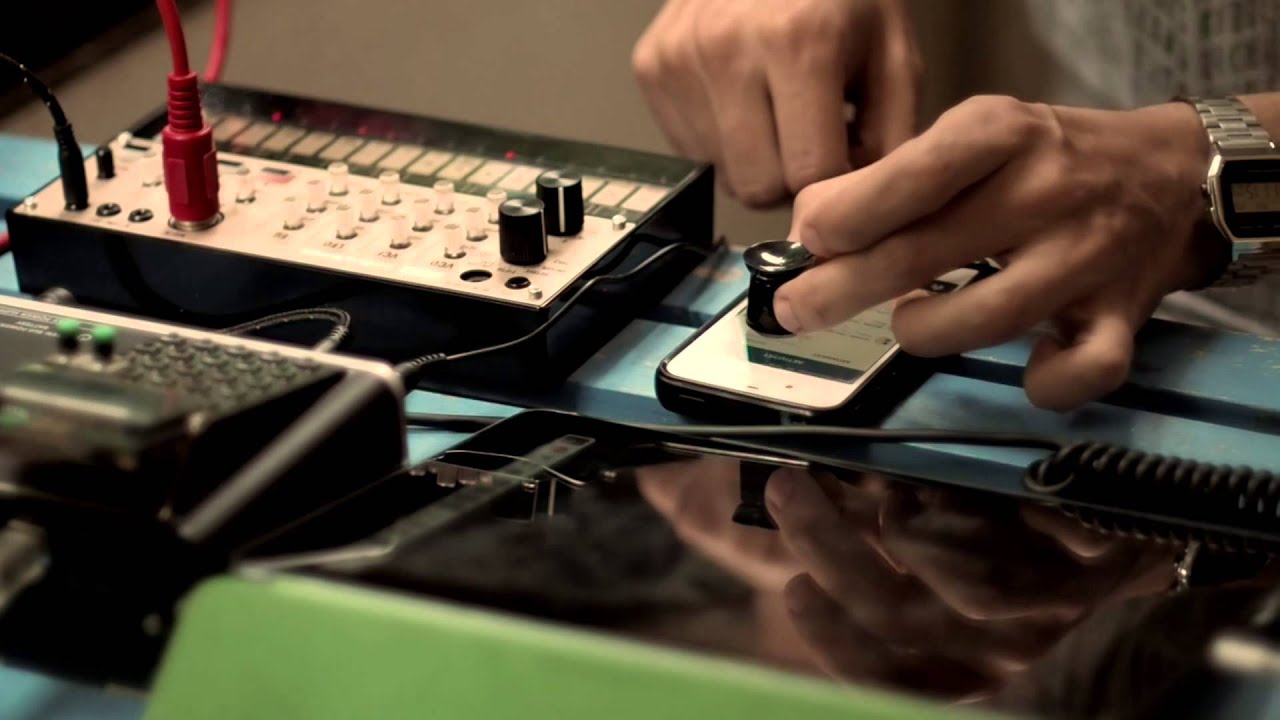 Electromagnetic Noises On The Balcony (feat. Korg Volca Keys, iPhone, iPad)