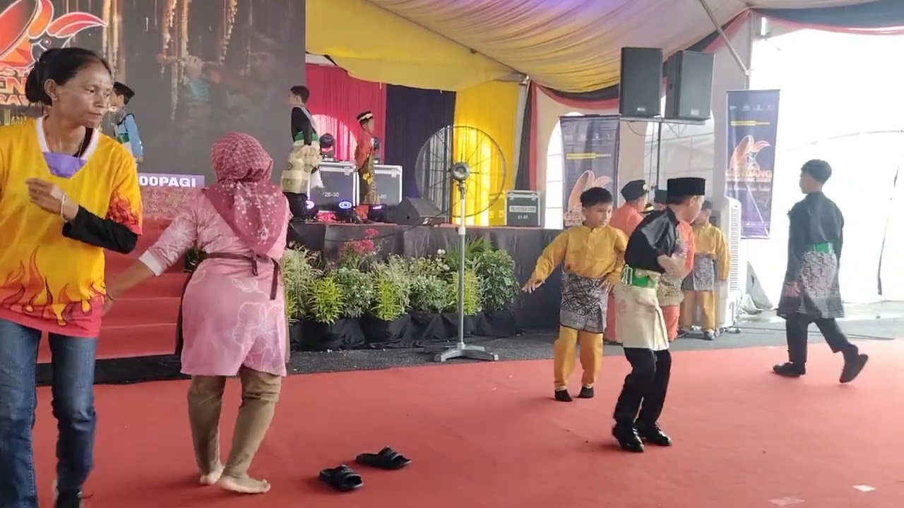 Pesembahan otai² dn kanak² bergabung