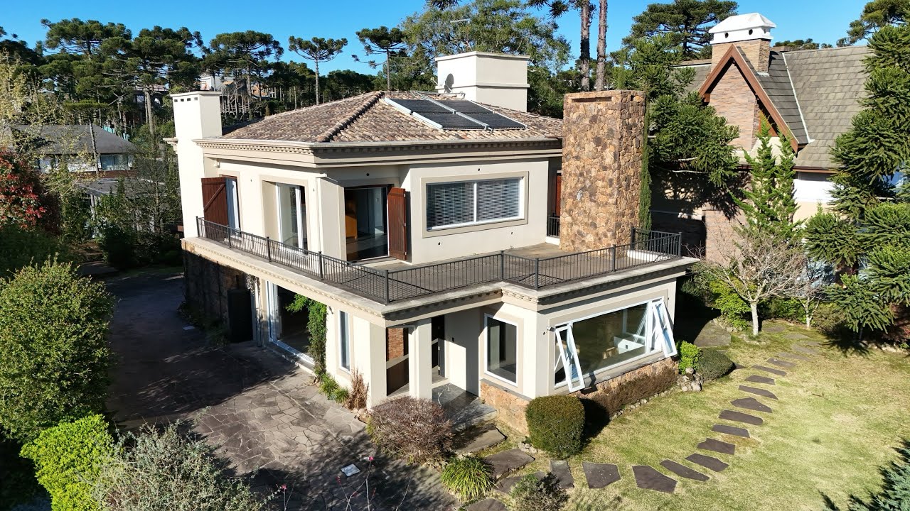 Linda mans&atilde;o em condom&iacute;nio de alt&iacute;ssimo luxo em Gramado arquitetura portuguesa ￼