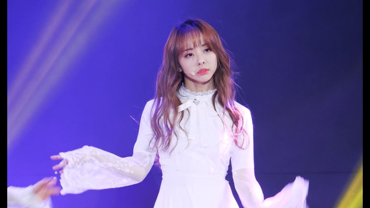 [4K 60P] 181102 이달의 소녀 LOONA 1/3 비비 ViVi: '알 수 없는 비밀 Sonatine ' 직캠 / Fancam ( 다문화가정돕기 희망콘서트 )