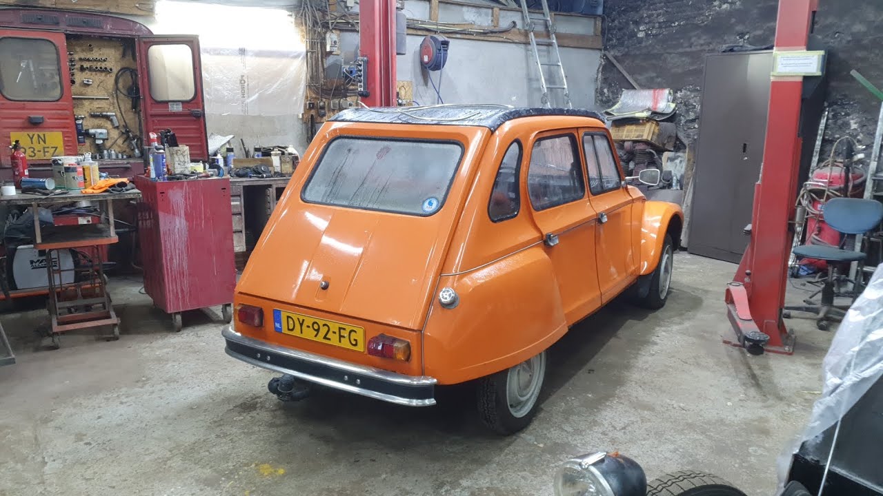 Restauratie van een oranje Citroën Dyane Bouwjaar 1979 Bij Chateau Deux Chevaux