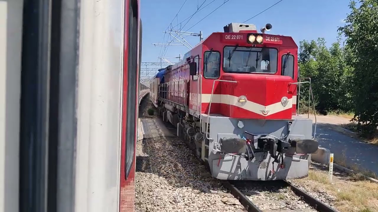 TCDD DE 22 071 Guney Expresses crossing