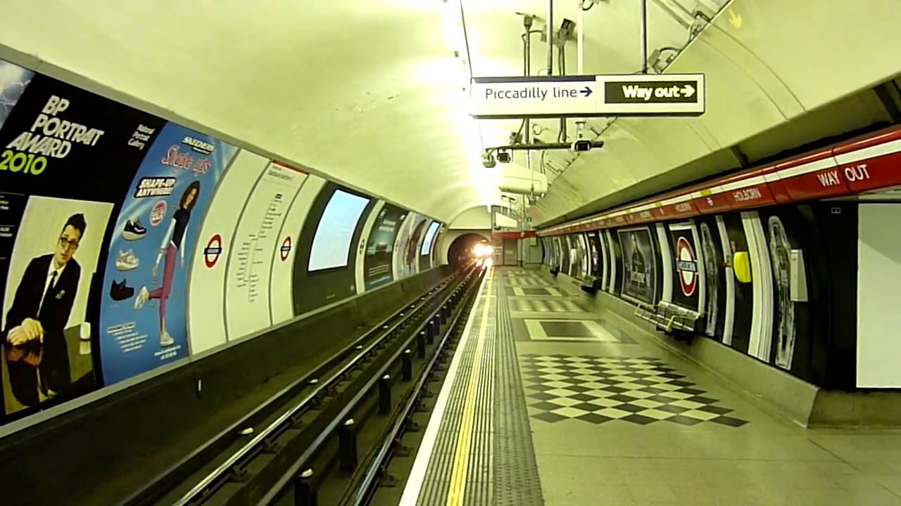 Central line 1992 stock train enters Holborn station
