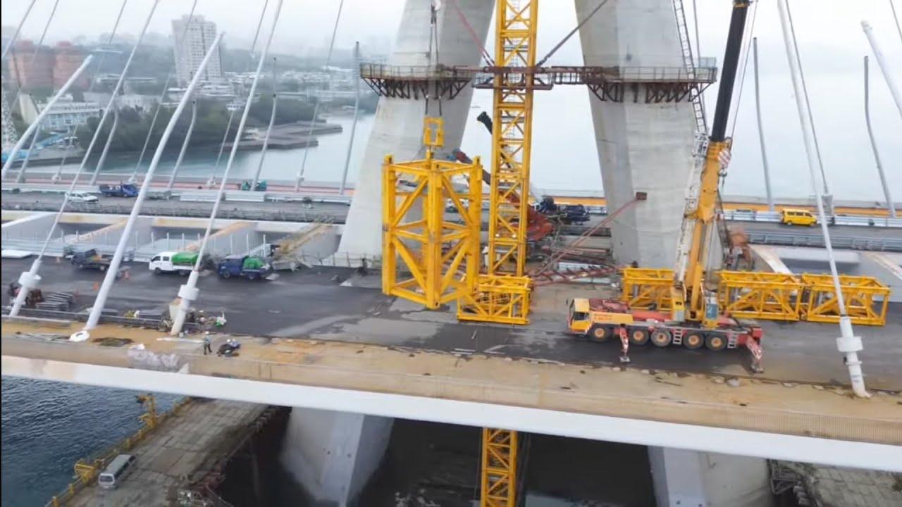 2026.03.02  淡江大橋  淡水端  施工觀察 塔吊準備退下節塊 塔下阻尼器維修施工架準備吊裝 輕軌鐵軌開始往中正路置放 更新進度 空拍 LIVE 直播