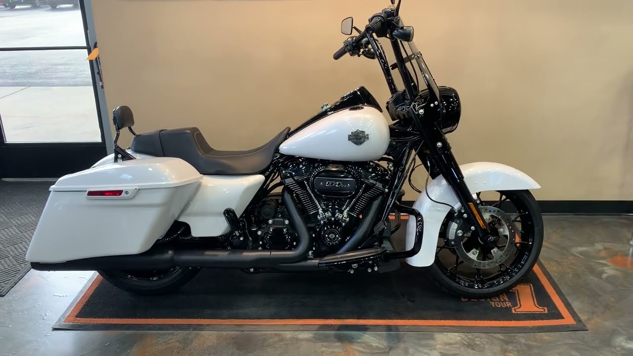 2024 Harley-Davidson Road King Special in White Onyx Pearl-FLHRXS