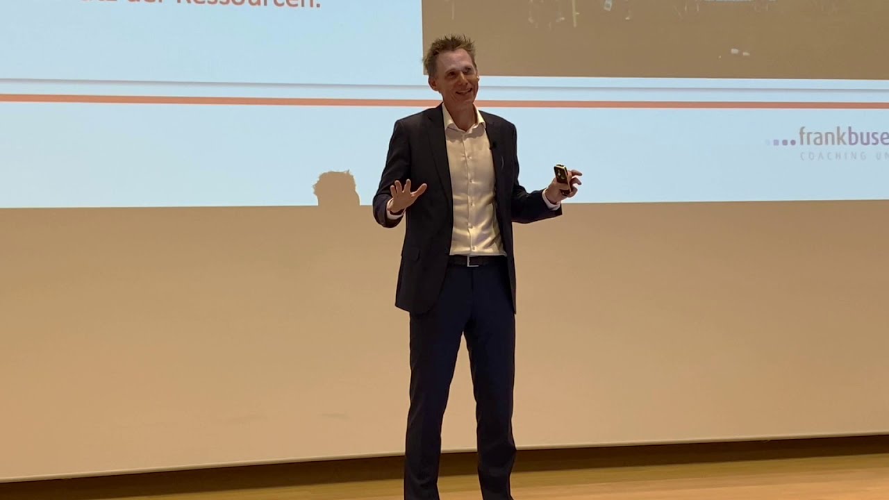 Speaker Frank Busemann mit der Anekdote „Who is Busman?“ während der Keynote