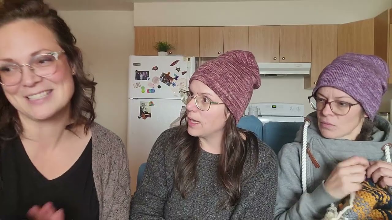 Cozy Up Knits episode 313: Merry Christmas! Jamie kicked the camera... again!