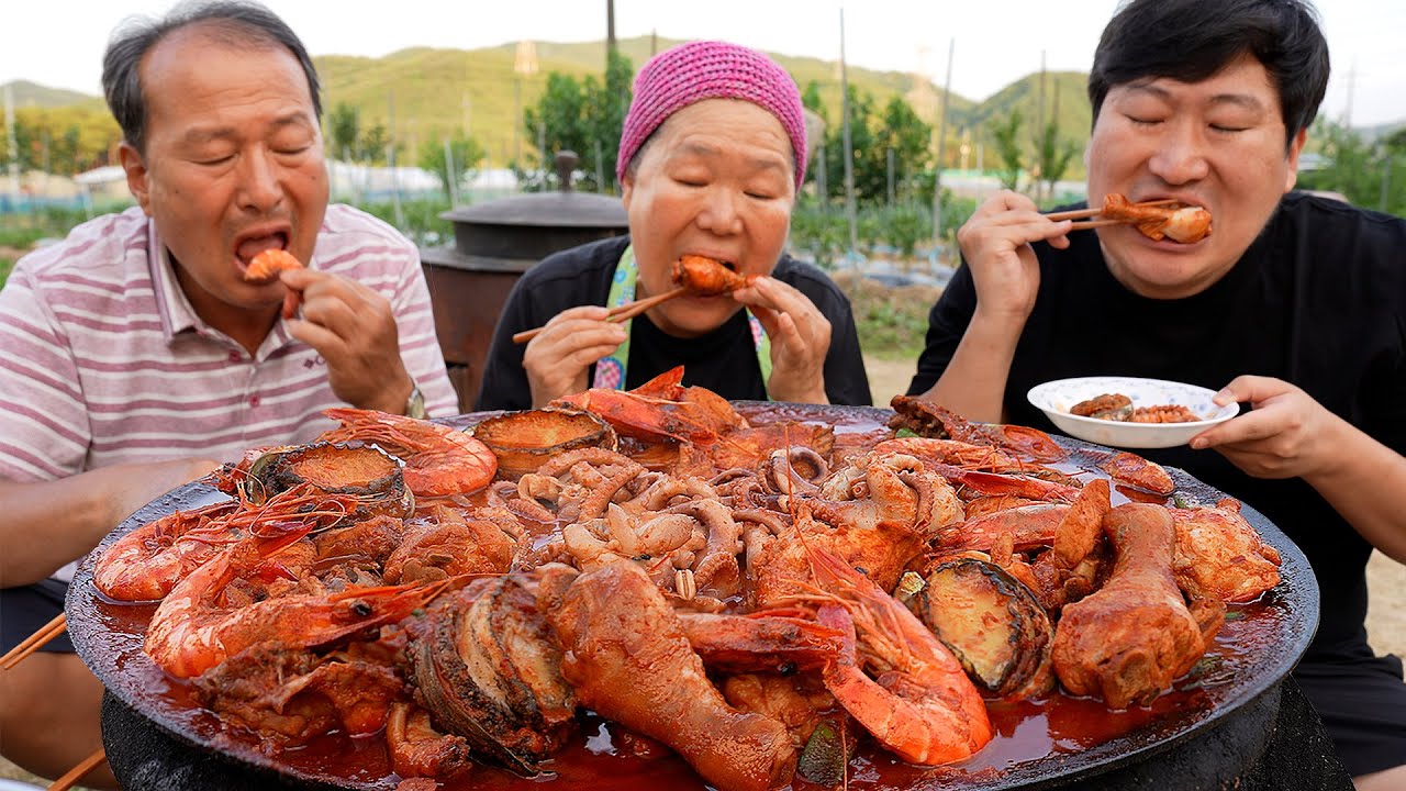 Тушеный цыпленок с морским ушком, креветками, небольшим осьминогом - кулинарное шоу Мукбанг.