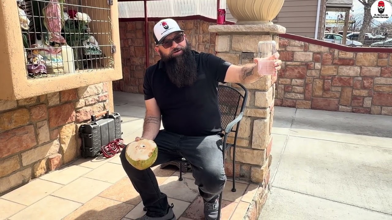 Coco 🥥 preparado lo mejor con limón y salsa y sal buenisimo y agua de coco 🥥 