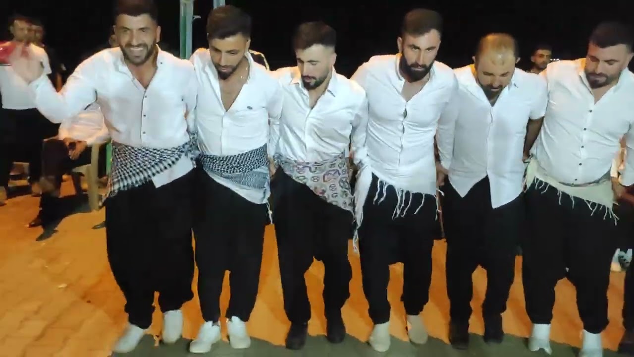 Beyaz gömleklilerden şevko şov. Gewel gençleri şevko ile coşuyor, coşturuyor...