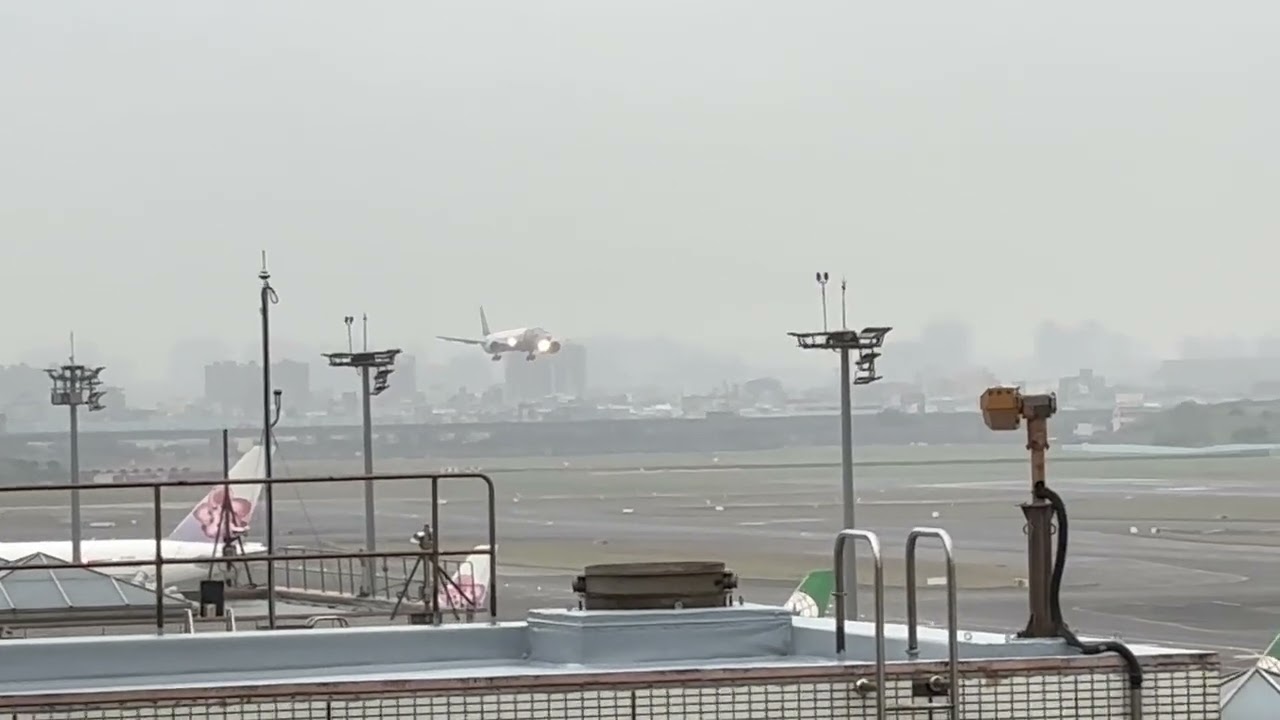 Taoyuan airport terminal 2 China Southern airlines Boeing 777 landing (B77W)