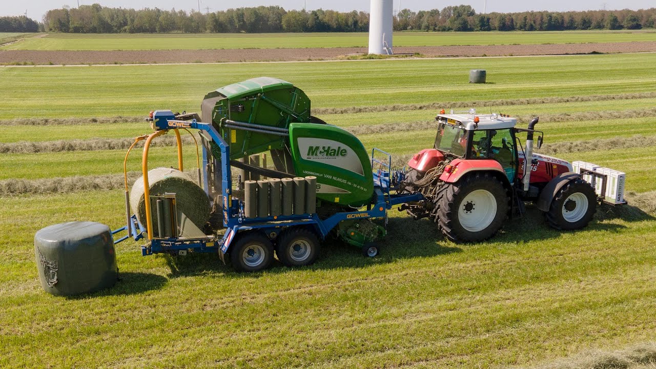 Primeur: Loonbedrijf A. van Nijhuis perst met de Göweil G5040/McHale V6750