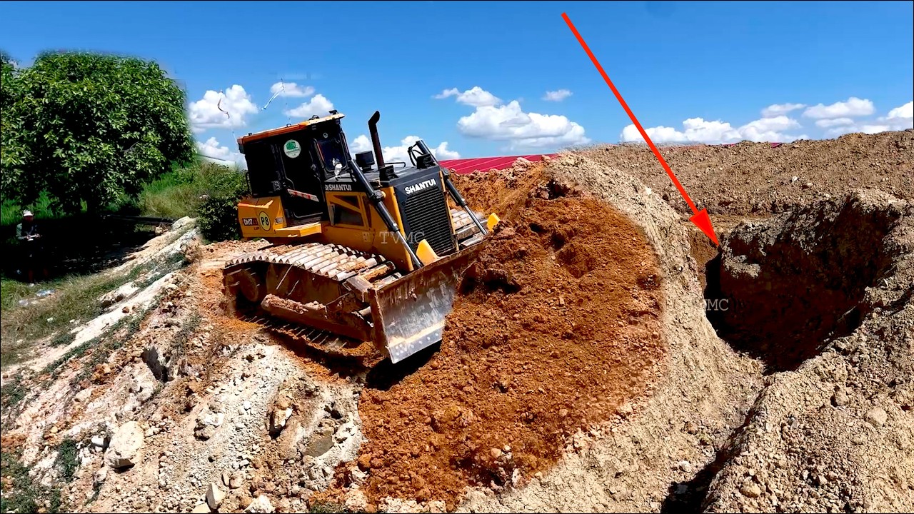 Perfectly Clearing & Remove Long Pile Of Soil Use SHANTUI DH17c3 PRO Cutting Slope & Grading