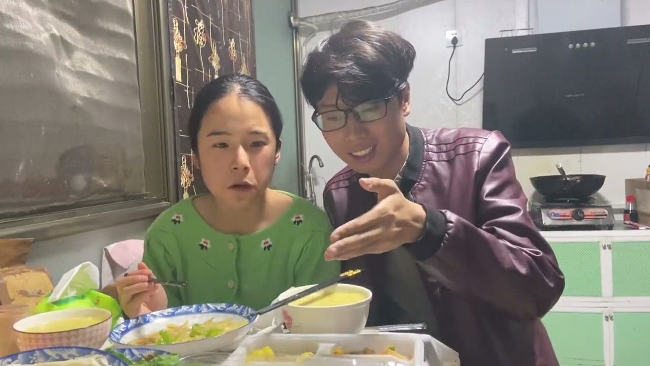 横店群演收工带盒饭回家，没想到女朋友朱老师已经做了爱心晚餐