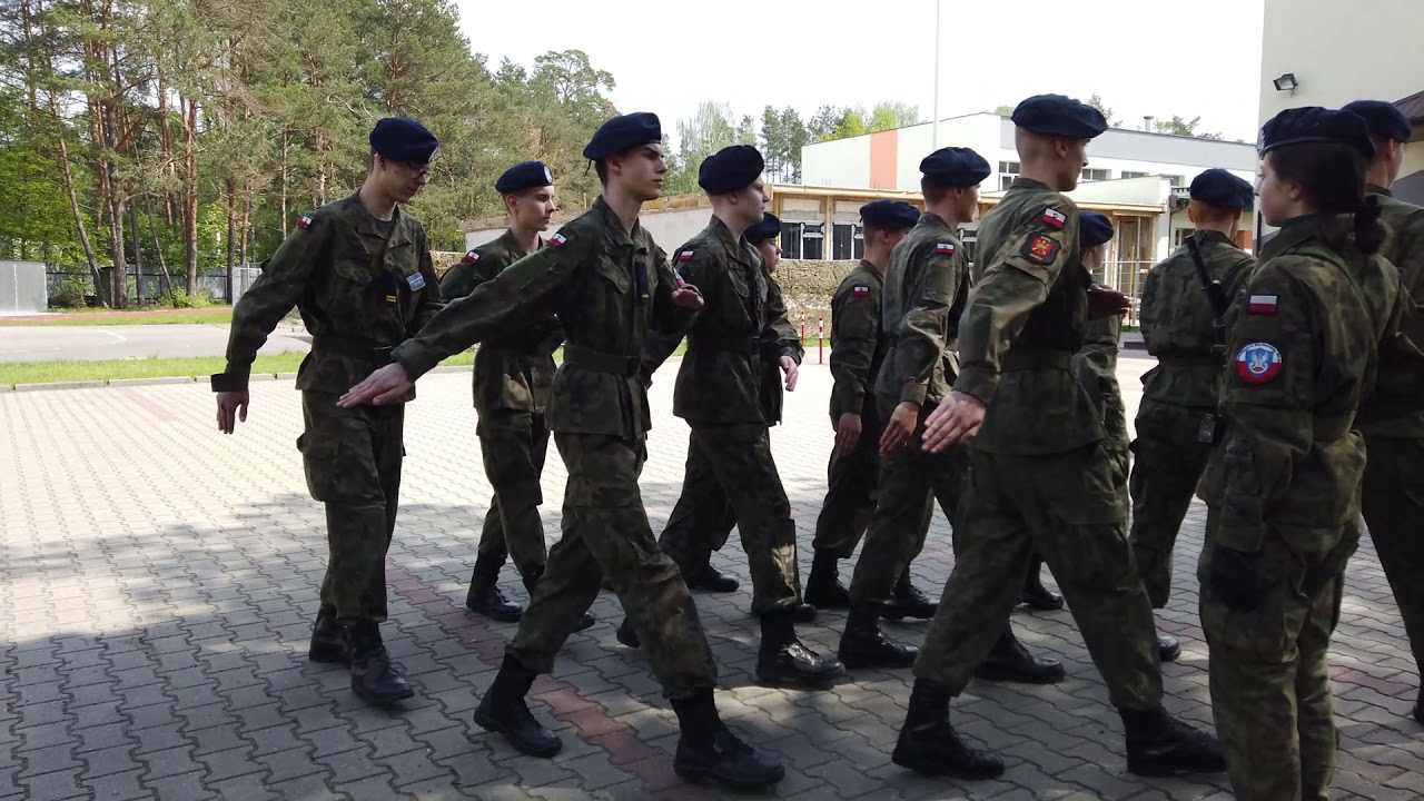 Musztra w wykonaniu uczni&oacute;w LO w Urlach.