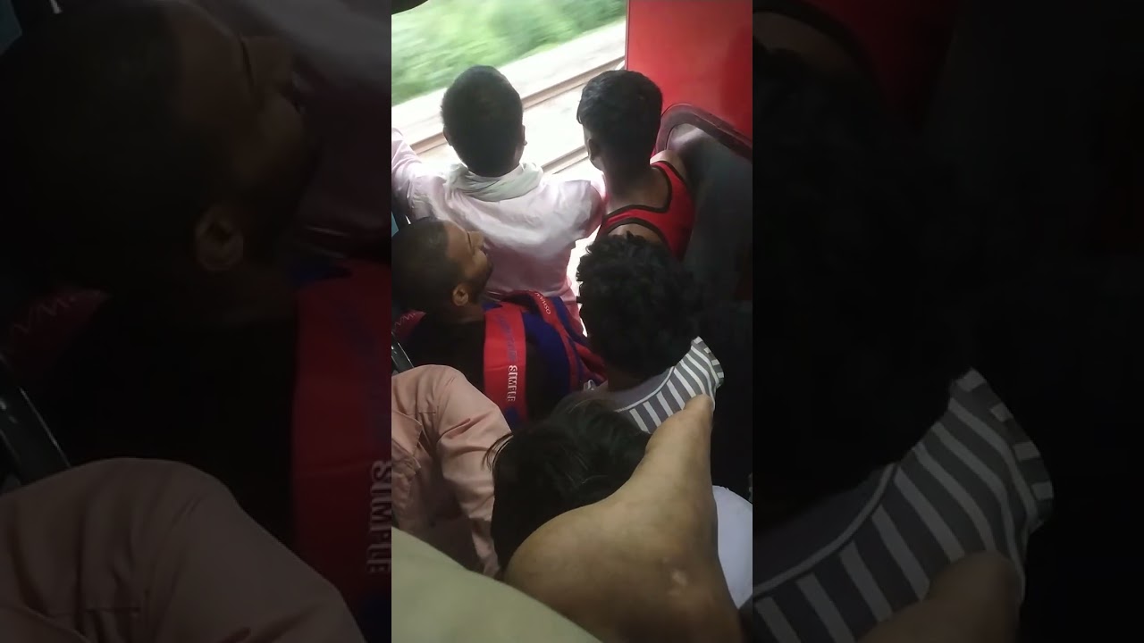 आजमगढ़ ट्रेन में भीड़