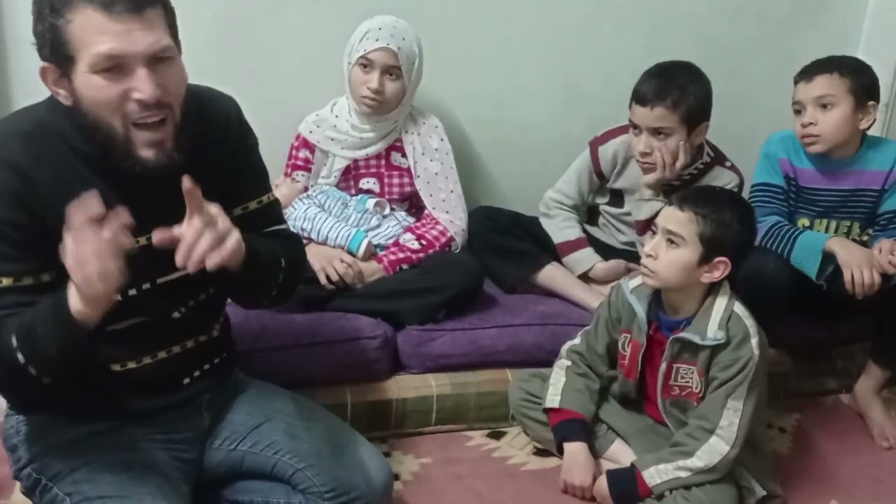 جلسة اب مع أبناءه .. شوفوا بيتكلموا في اي ؟!