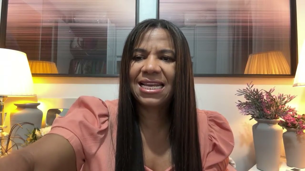 Vejo alguém￼ chegando e ela é a pessoa que tem certeza dos sentimentos e correrá atrás de você ￼