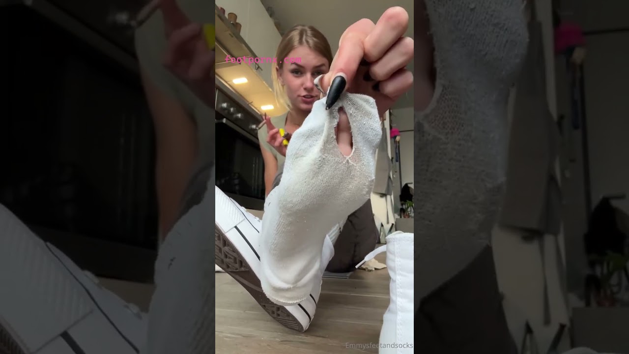 smell emmys feet