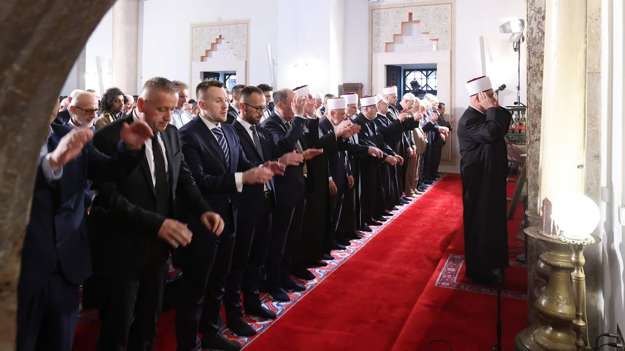 Klanjan bajram-namaz u Gazi Husrev-begovoj džamiji u Sarajevu