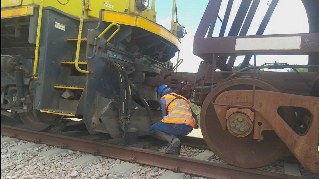 Ferrovia Transnordestina locomotiva sd70 pegando vagões carregado com brita