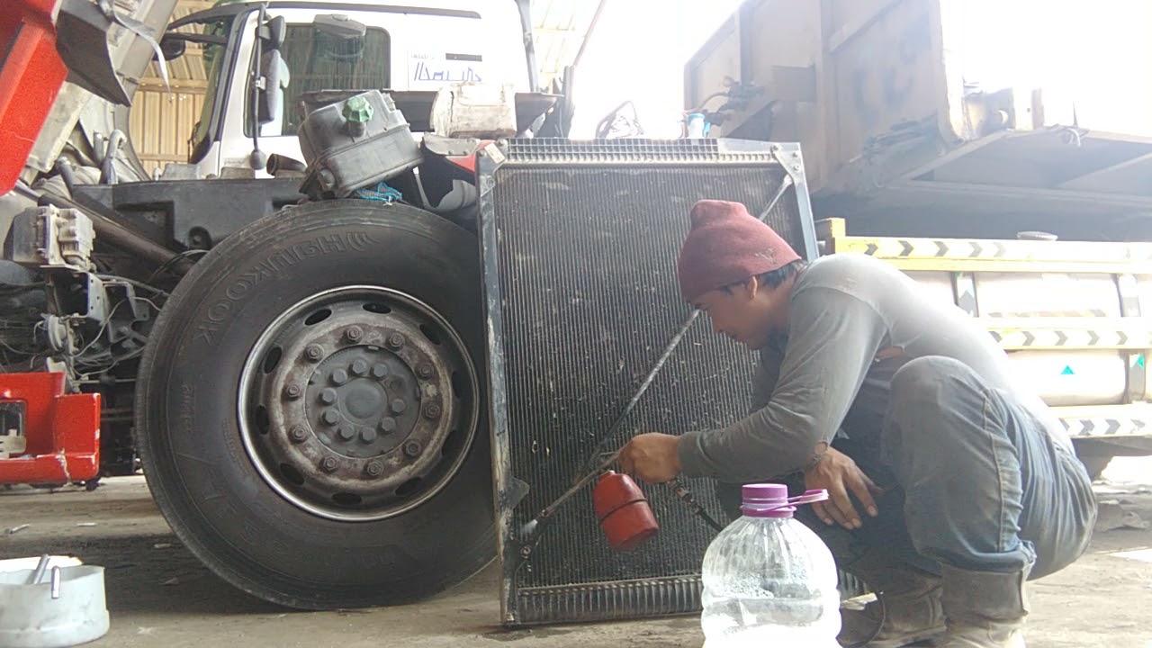 MERCEDES BENZ ENGINE OVER HEAT CLEANING THE RADIATOR