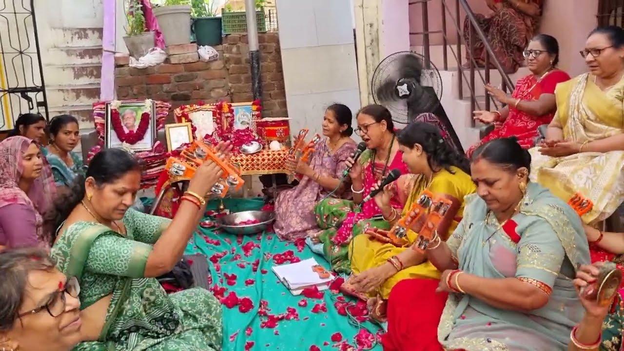 નવું...જ💐 લખેલું છે 💐મોરનાં પીંછાં ઉપર લખ્યું રાધાજીનું નામ 💐