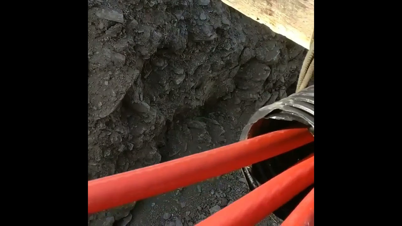Posa di cavi  per  un elettrodotto di media tensione 15KV
