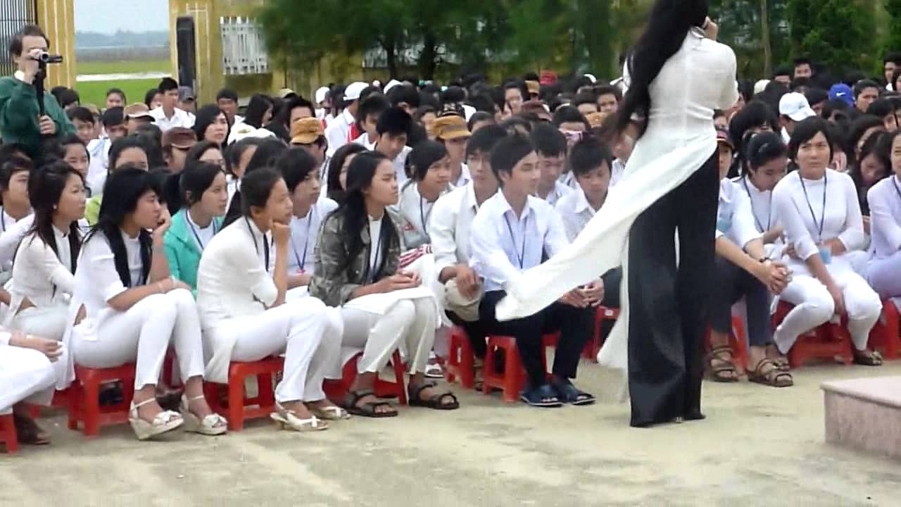 Trường THPT Tố Hữu giao lưu với doanh nhân Lê Xuân Hoàng