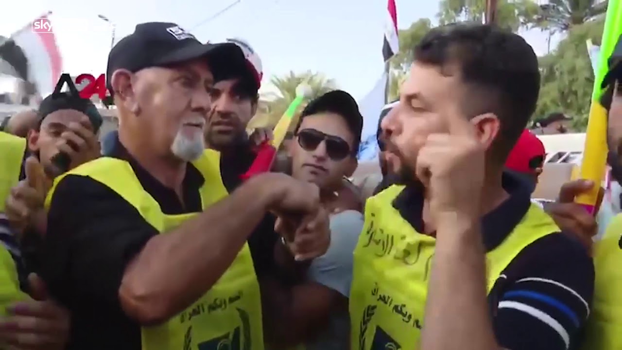 الصم والبكم خرجوا للتظاهر في ساحة التحرير بالعراق ضد الفساد الحكومي