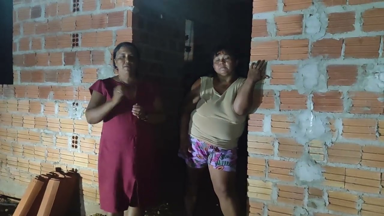 Tia Mirian e dona Mazé agradecem a doadora anônima e  gang do bem que ajudaram na casa 