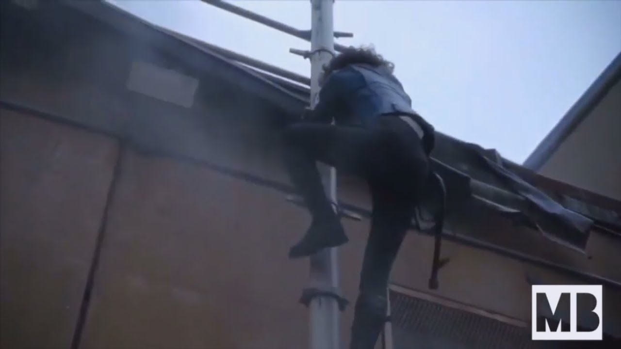Selina Kyle Climbs & Fights Scarecrow