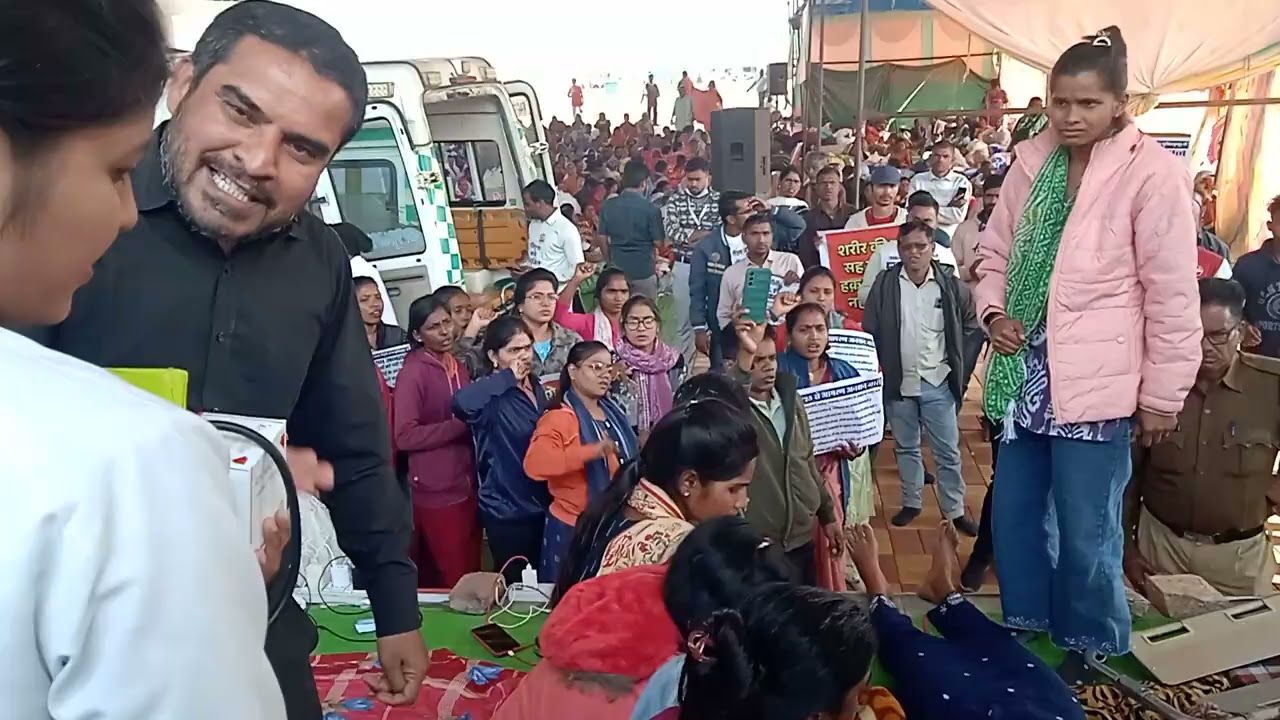 डी एड आमरन अनसन्#मैडिकल स्टाफ द्वारा डी एड साथियों का स्वास्थ्य जांच करते हुवे!