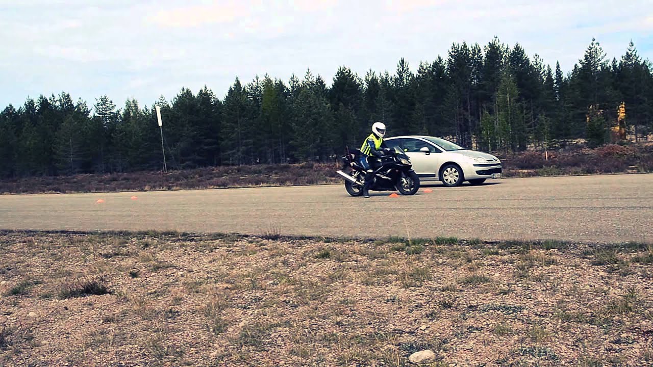Braking distance a car vs. motorcycle 80 km/h