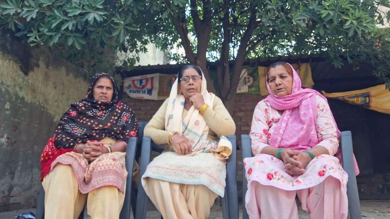 हे मीरा तेरा सुंदर सुन्दर रूप महल मैं लरजै खङी खङी अनमोल भजन #प्लीज फुल वाच लाईक कौमट सब्सकराईप 🙏🙏