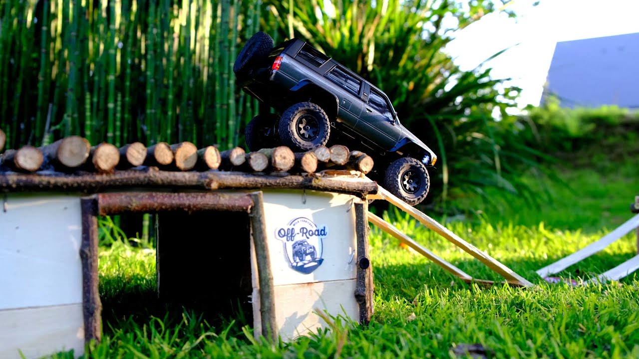 Mini Z Crawler 4x4 MX-01 Toyota 4Runner in the garden 07/2021