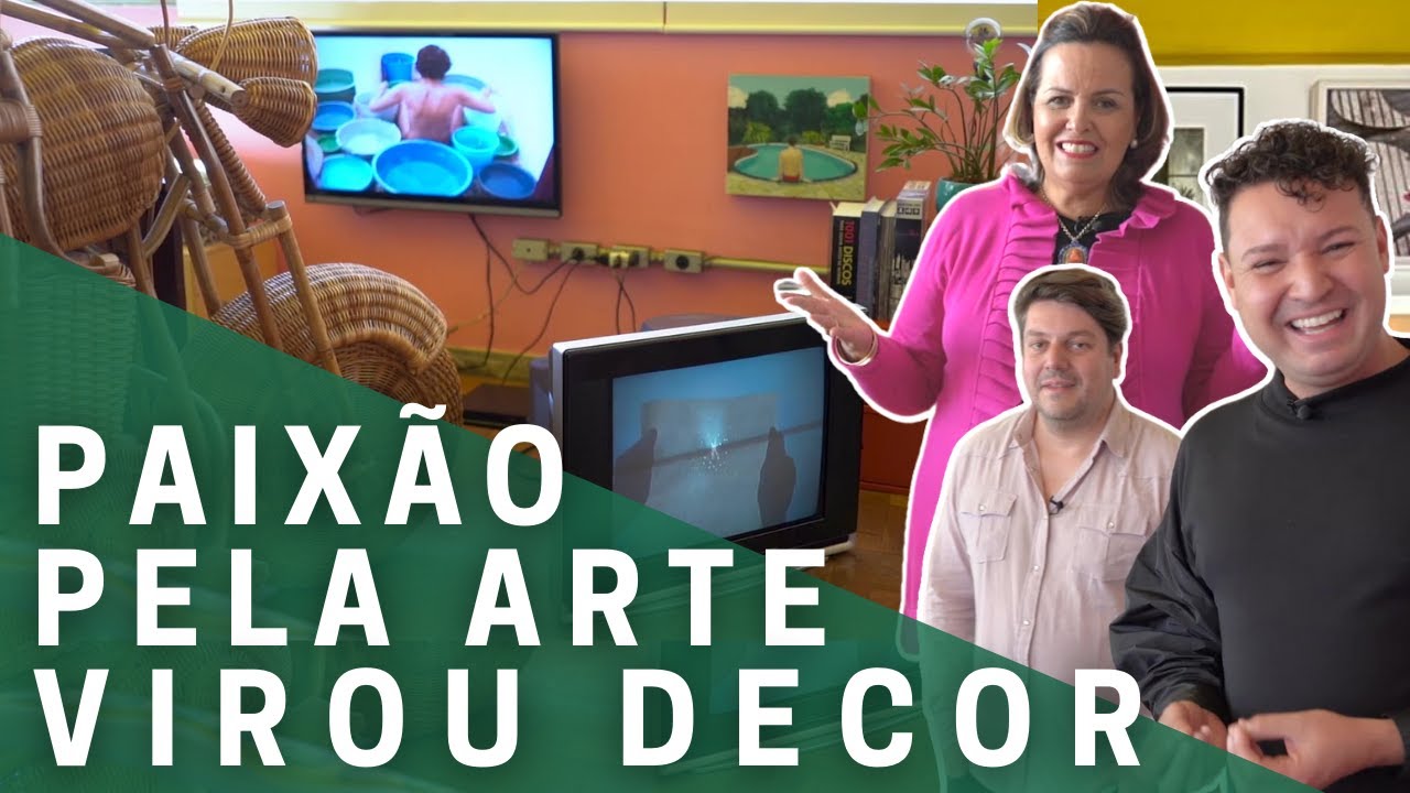 Decoração com vídeo-arte e arte contemporânea em todos os cômodos, parece uma instalação de museu