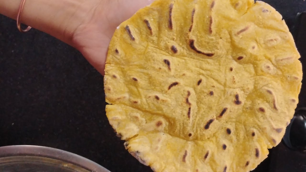 Easiest way ( for beginners) of learning gluten free punjabi flatbread with corn meal 🤤 Maki di roti