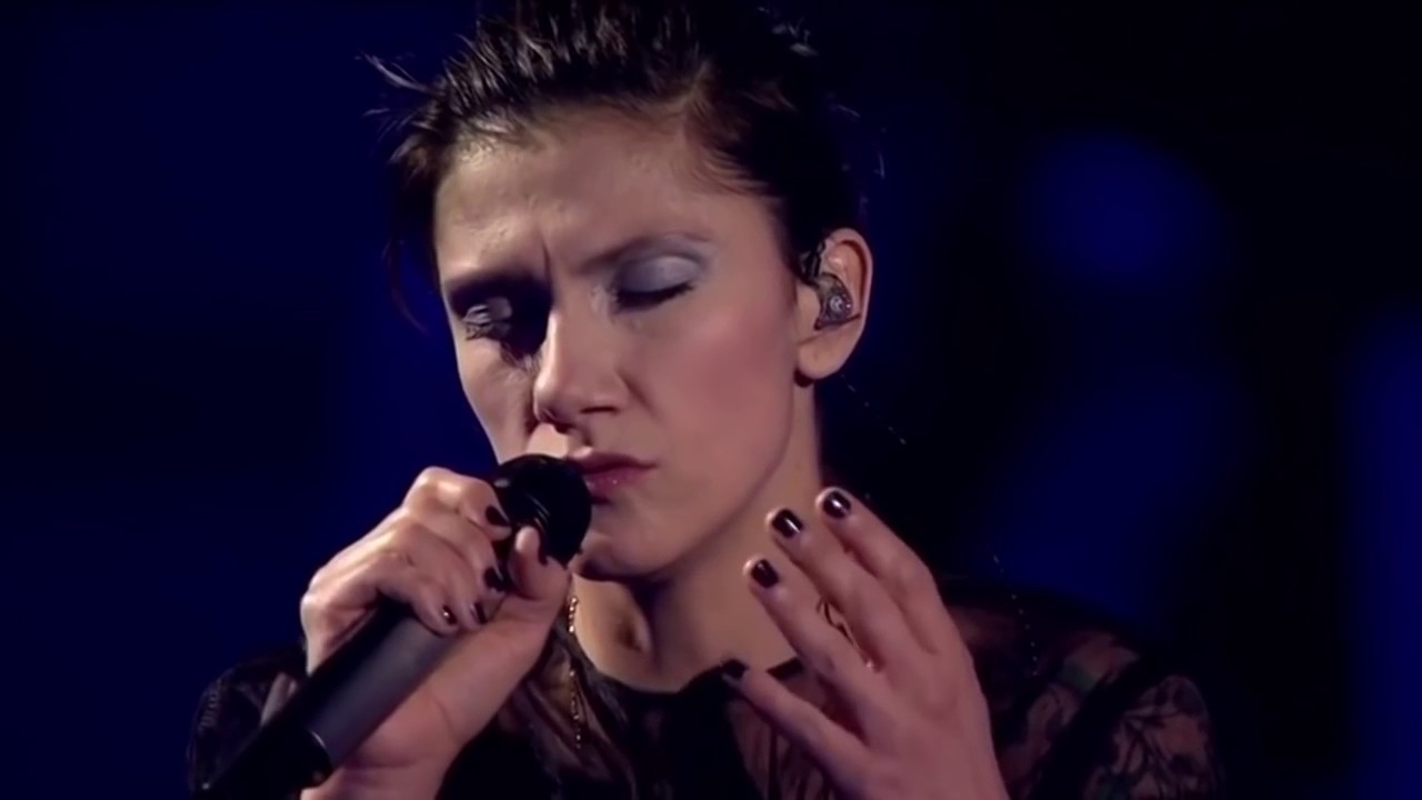 Elisa canta 