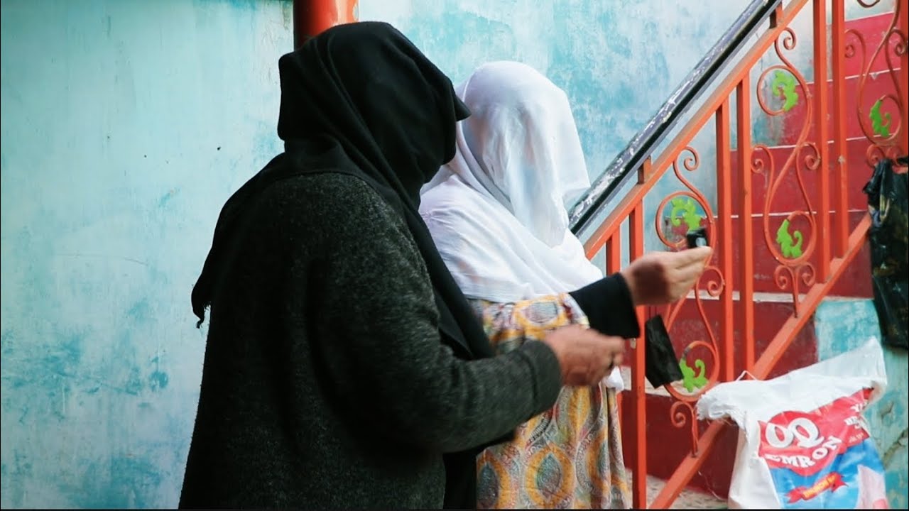 فطر روزه بی بی حاجی از کشور کانادا تا کابل برای یک فامیل بی سرپرست در ماه مبارک رمضان 