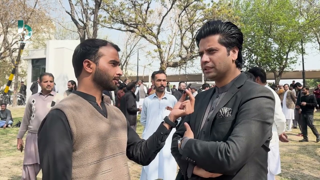 مشیر اطلاعات خیبر پختونخوا شفیع جان بروڈیفائی ڈیجیٹل سے بات چیت کررہے ہیں