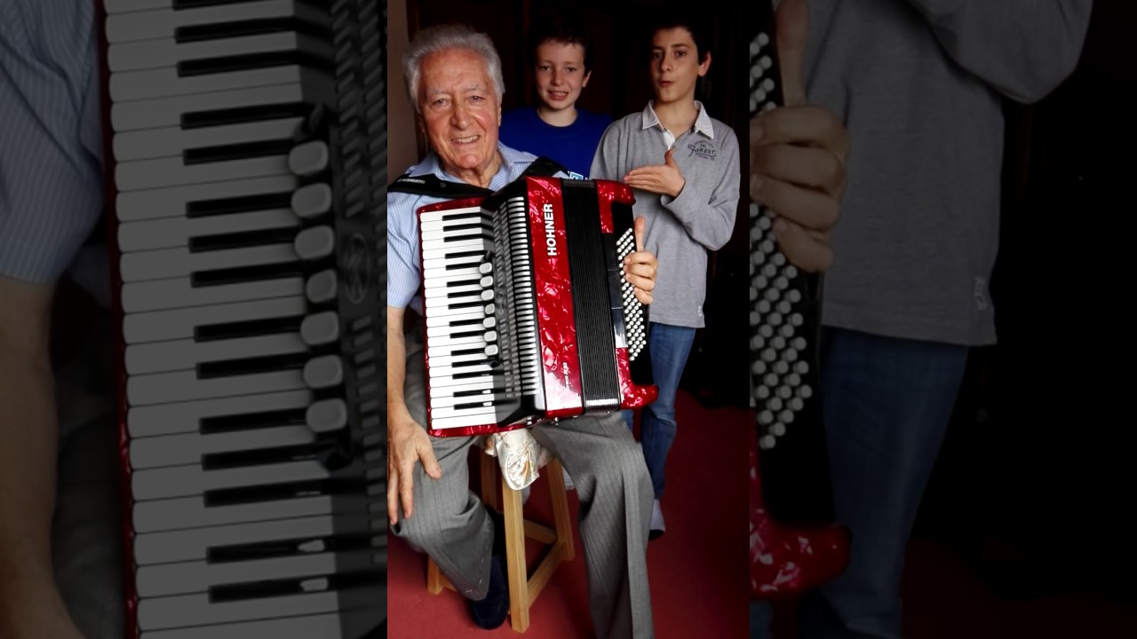 Tocando estudiantina portuguesa con el acordeón