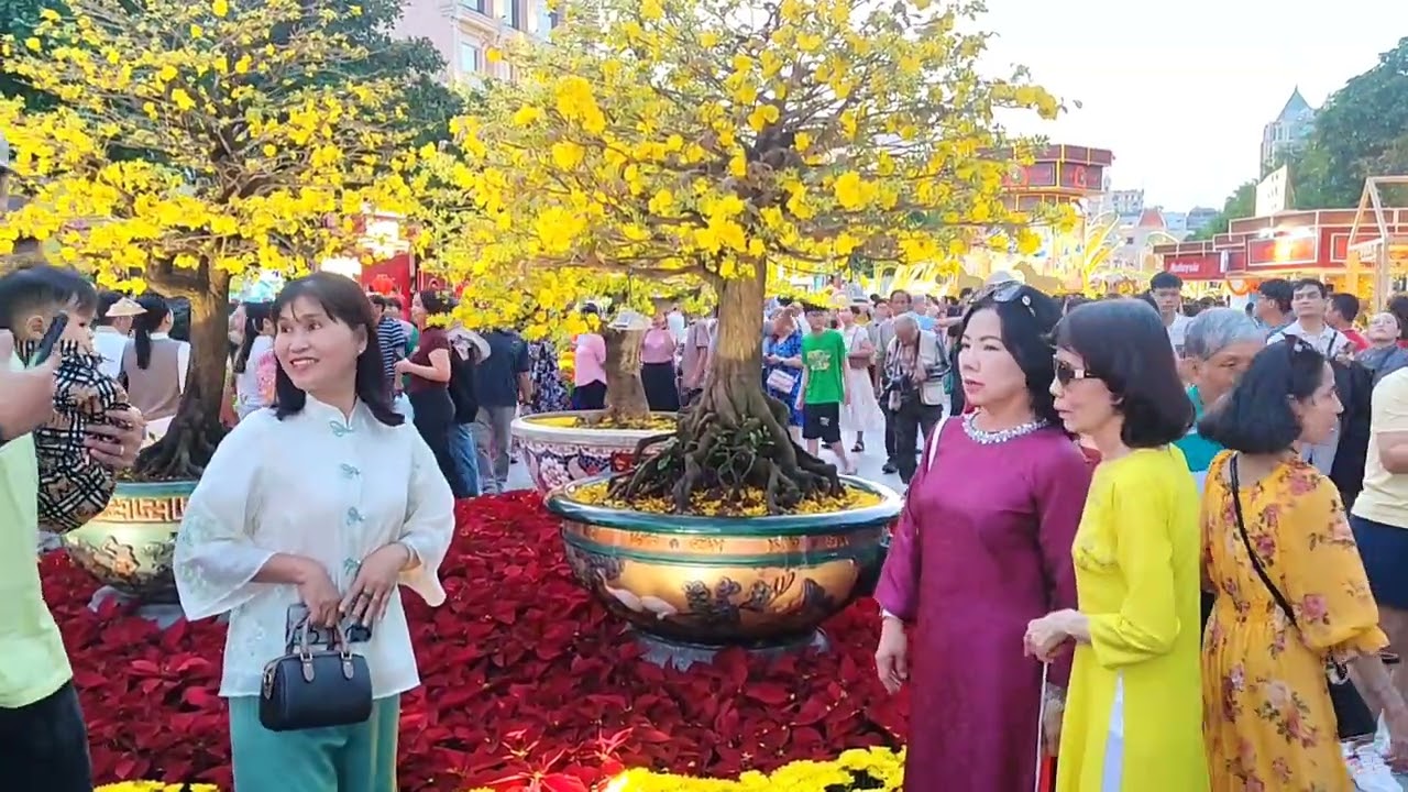 Đã lâu rồi không đến Sài Gòn vào mùa Tết ... Về đêm Sài Gòn vẫn đẹp như xưa. 
